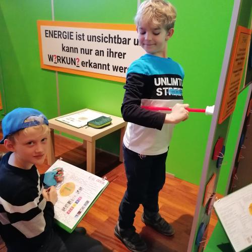 Schüler beim Stationsbetrieb