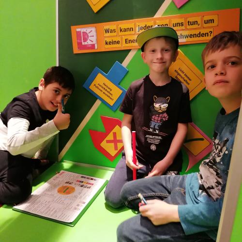 Schüler beim Stationsbetrieb