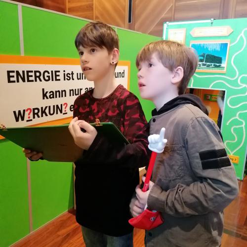 Schüler beim Stationsbetrieb