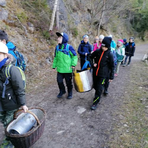 Kinder beim Wandern