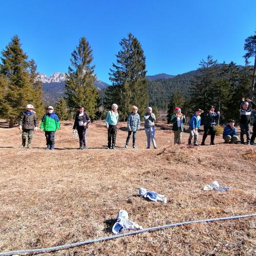 Kinder in einer Reihe aufgestellt