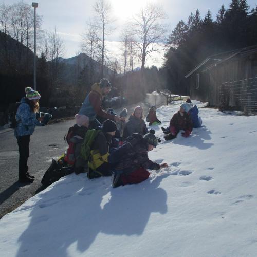 Kinder suchen Spuren im Schnee