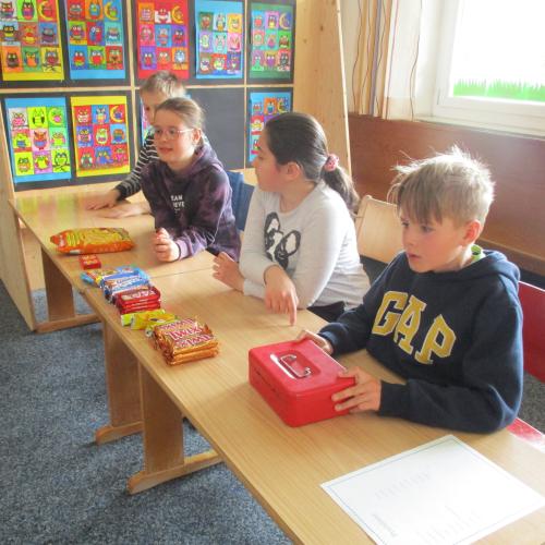 Kinder beim gespielten Verkaufsstand