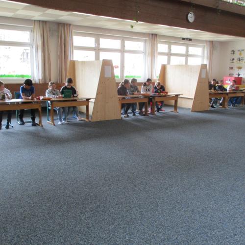 Kinder in der Aula