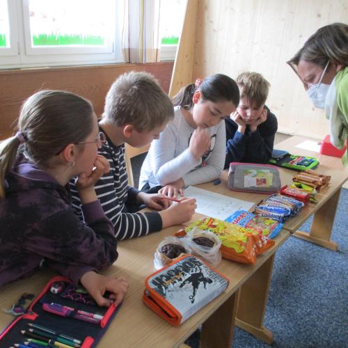 Kinder mit Direktorin beim gespielten Verkaufsstand