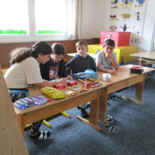 Kinder beim gespielten Verkaufsstand