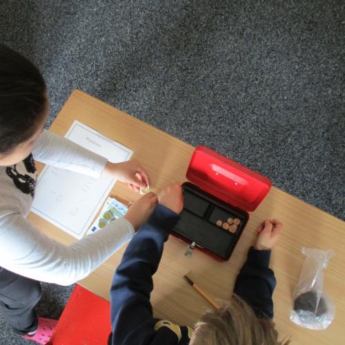 Kinder mit Preisliste und Kassa