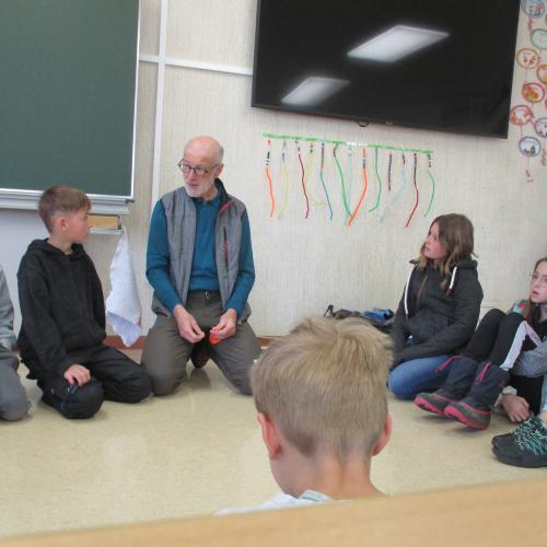 Kinder mit Naturführer in der Klasse