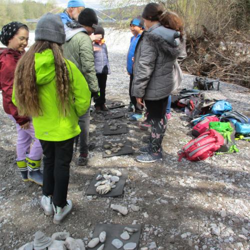 Kinder mit gesammelten Steinen