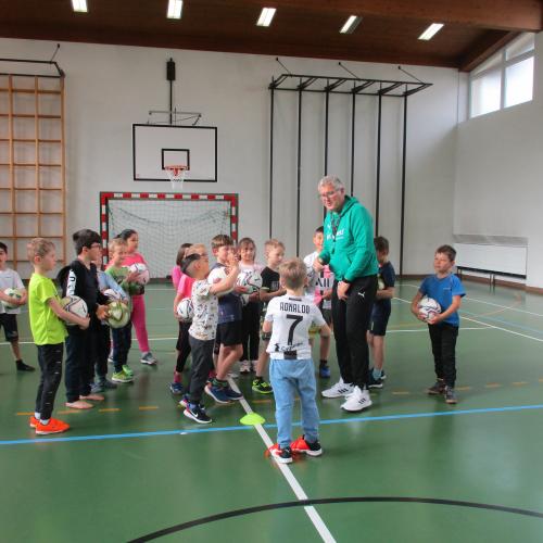 Kinder im Turnsaal