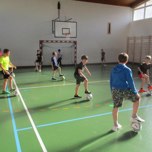 Kinder bei Ballübungen