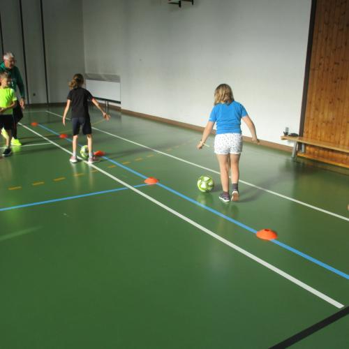Kinder bei Ballübungen