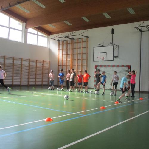 Kinder bei Ballübungen