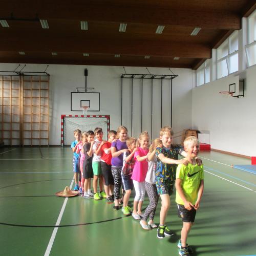 Kinderschlange im Turnsaal