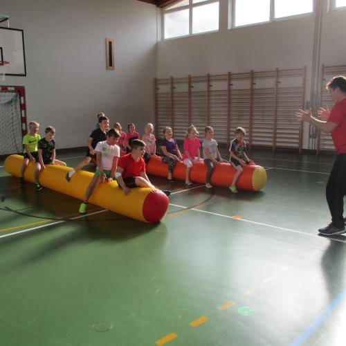 Kinder auf Luftschläuchen