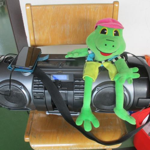 Stofftier Hopsi Hopper auf Radio