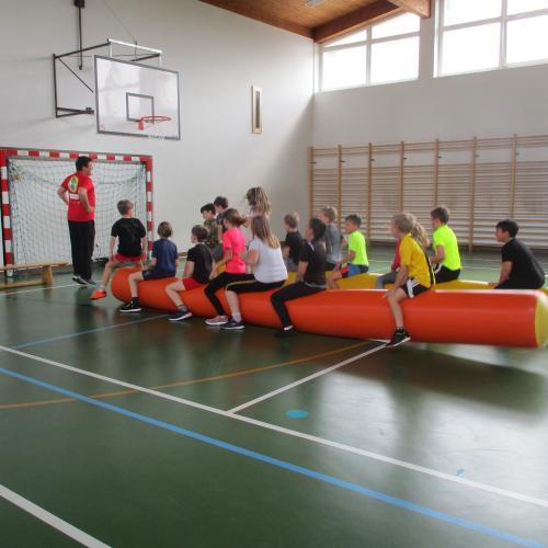 Kinder auf Luftschläuchen