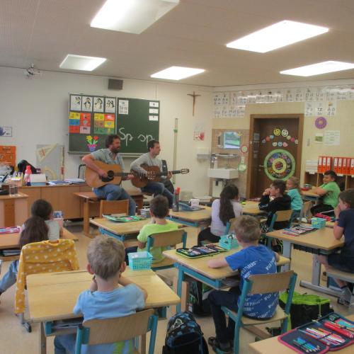 Kinder der 1. Klasse und die Gitarristen
