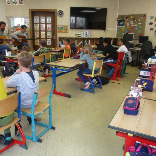 Kinder der 3. Klasse mit Gitarristen