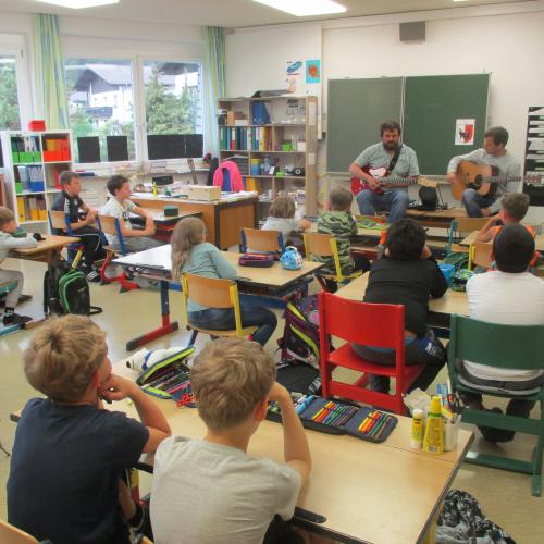 Kinder der 3. Klasse mit Gitarristen