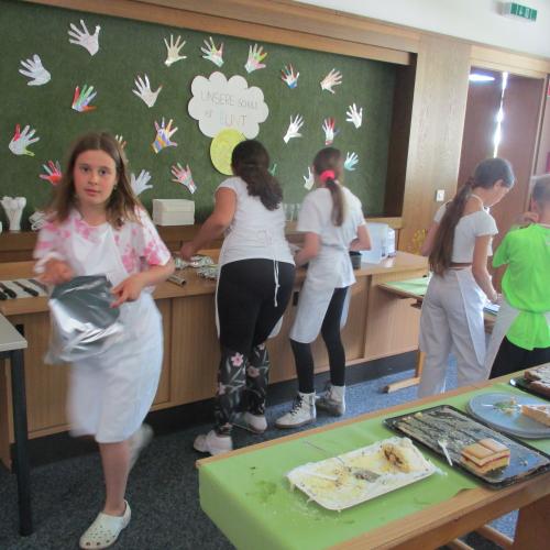 Kinder verkaufen Kuchen