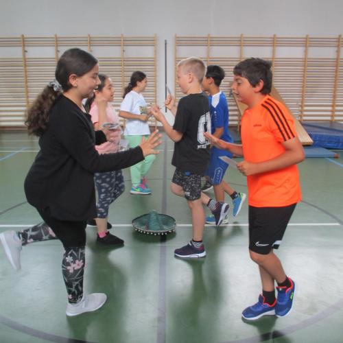 Kinder in Reihen gegenüber