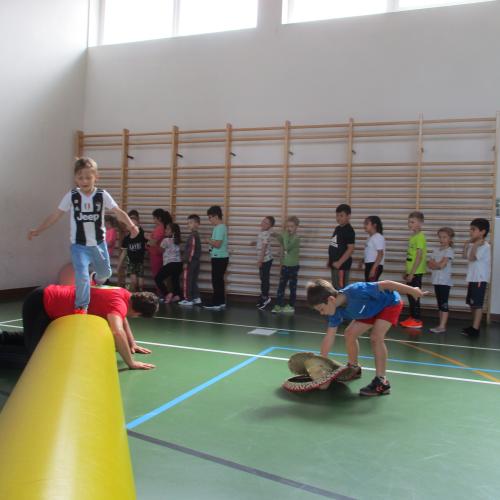 Kinder in einer Reihe hinter Hüpfschlange