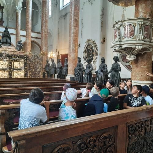 Kinder in der Hofkirche