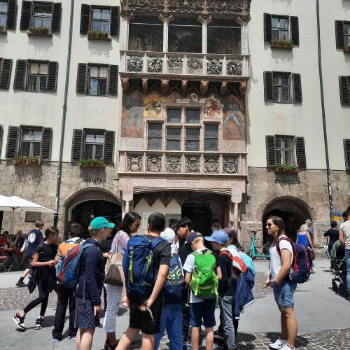 Kinder vor dem Goldenen Dachl