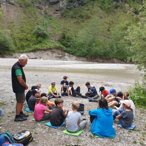 Kinder sitzen im Kreis
