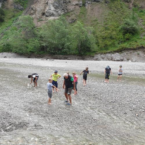 Kinder waten im Wasser