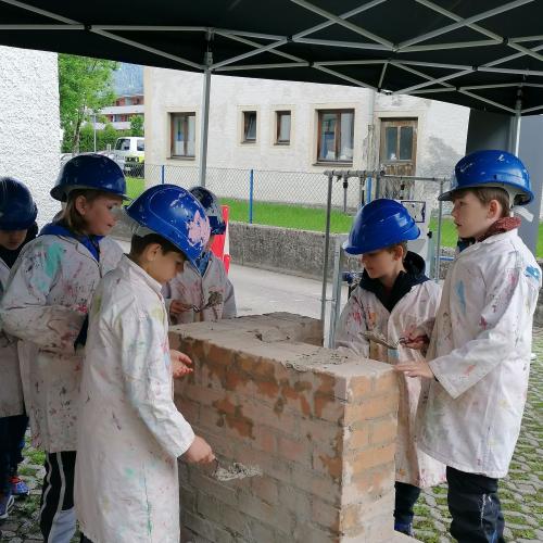 Kinder an einer Baustellenstation