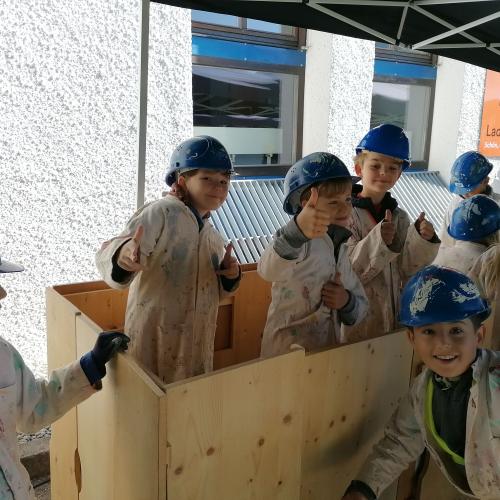 Kinder an einer Baustellenstation