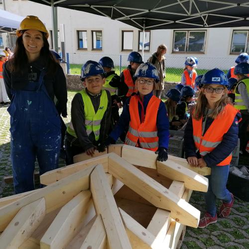 Kinder an einer Station der Erlebniswelt Baustelle