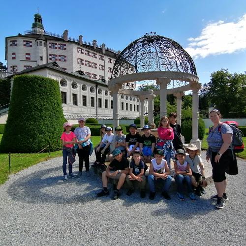 Kinder vor Schloss Ambras