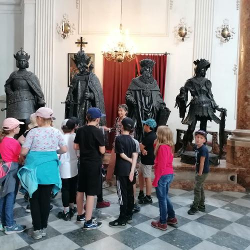 Kinder in der Hofkirche