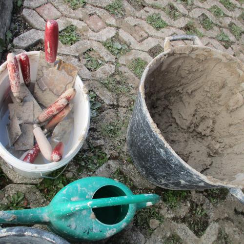 Eimer mit Kelle und Zement