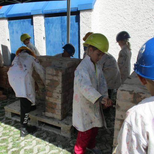 Kinder an Baustellenstation