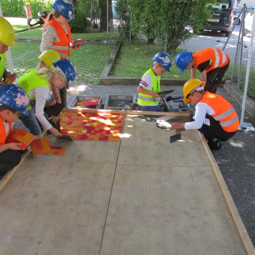 Kinder an einer Station der Erlebniswelt Baustelle
