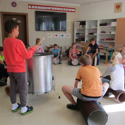 Kinder im Kreis beim Trommeln