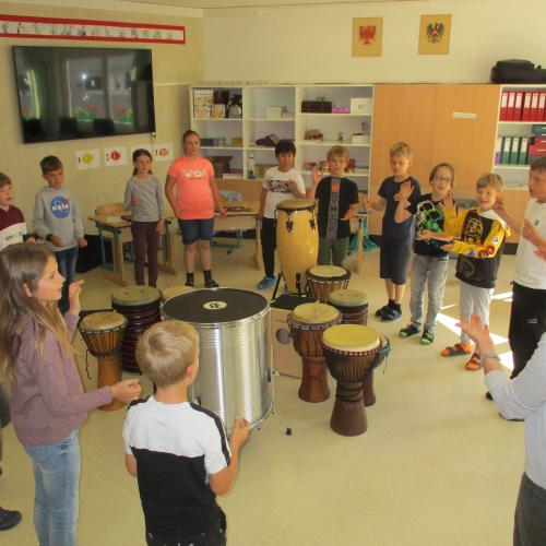Kinder beim Trommeln