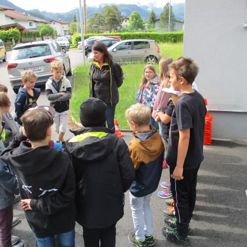 Kinder stehen im Kreis