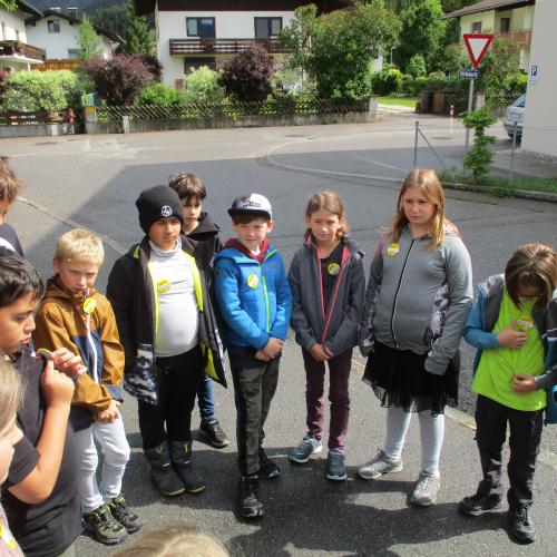 Kinder stehen im Kreis