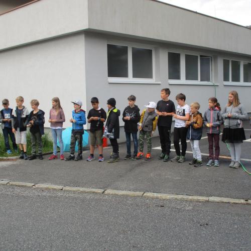 Kinder stehen in einer Reihe