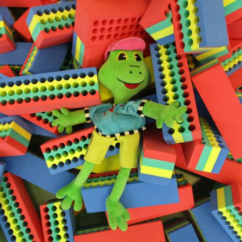 Stofftier Hopsi Hopper auf Bauklötzen