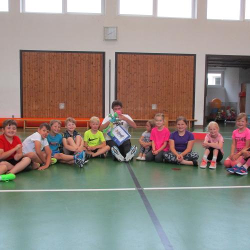 Kinder im Sitzkreis im Turnsaal