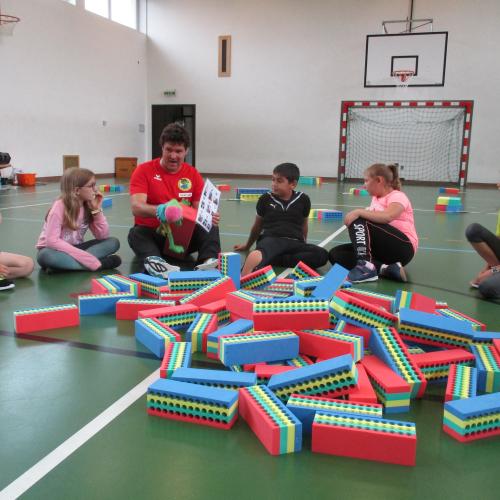 Kinder sitzend im Turnsaal