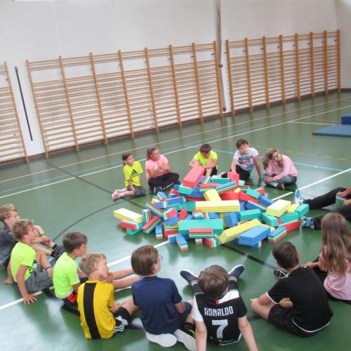 Kinder im Kreis im Turnsaal