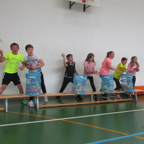 Kinder spielend im Turnsaal