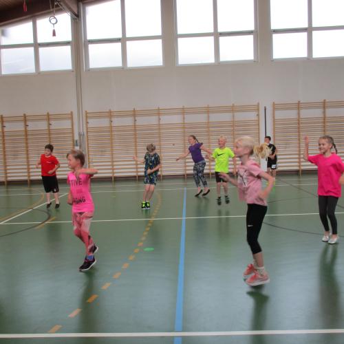 Kinder beim Tanzen im Turnsaal